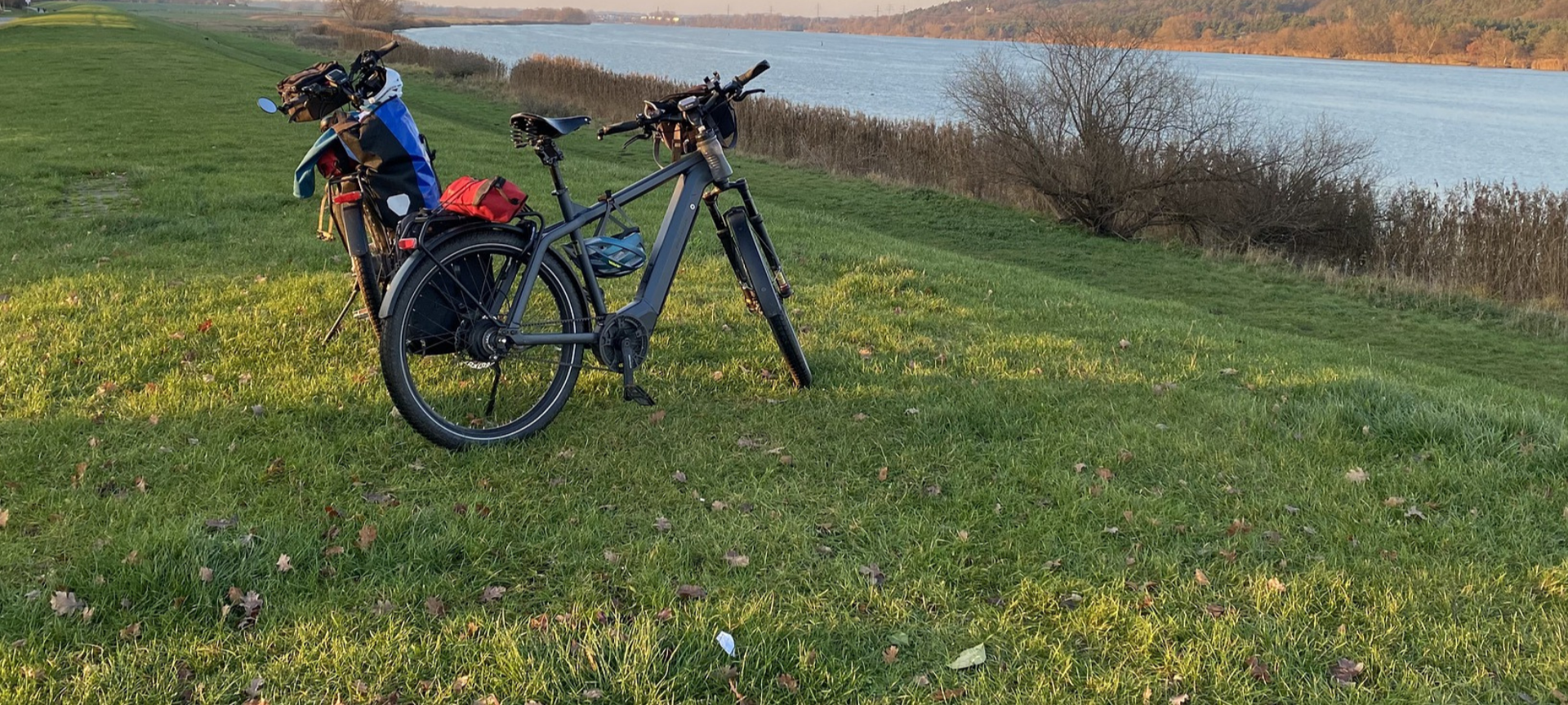 Vélo de voyage au bord d'une riviere
